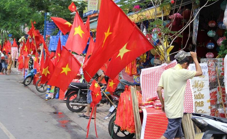 “Với chiến thuật dùng người và am hiểu đội bóng đối thủ, tôi tin tưởng thầy trò huấn luyện viên Park Hang Seo sẽ dành chiến thắng trong trận đấu mang tính sống còn chiều nay”, nam thanh niên bán đồ cổ vũ trên đường Châu Văn Liêm chia sẻ.