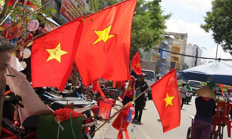 Từ sáng hôm nay 29/8, khi phải còn nhiều tiếng đồng hồ nữa mới đến giờ diễn ra trận bán kết (16h cùng ngày), trên nhiều tuyến đường ở TP HCM cảnh mua bán cờ, áo, băng rôn, kèn… diễn ra vô cùng nhộn nhịp.