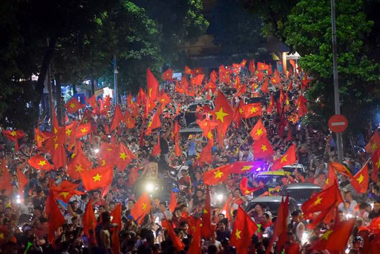 Co do sao vang rop pho truoc gio Olympic Viet Nam xung tran