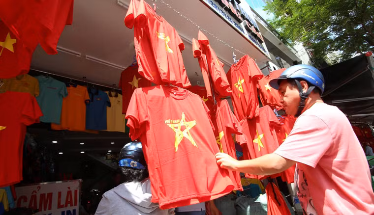 Mỗi chiếc áo cổ vũ cho đội bóng U23 Việt Nam có giá từ 40.000 - 50.000 đồng. 