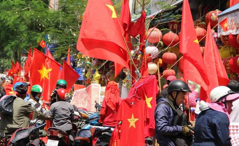 Đông đúc nhất là ở các tuyến đường Hải Thượng Lãn Ông, Châu Văn Liêm, Nguyễn Trãi (quận 5). 