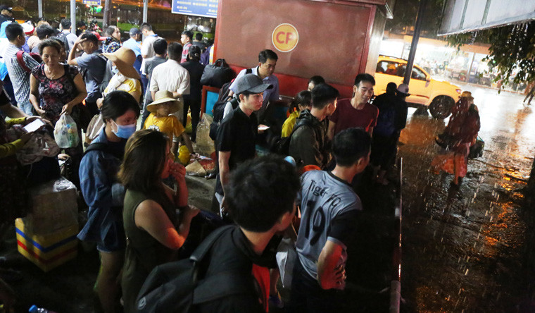 Cơn mưa như trút nước đầu mùa vào rạng sáng nay khiến khu vực nhà chờ của bến xe lớn nhất Miền Nam trở nên quá tải.