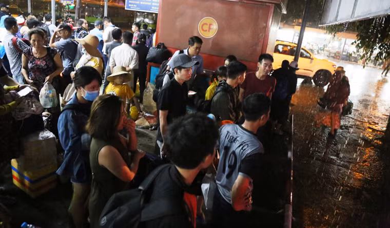 Cơn mưa như trút nước đầu mùa vào rạng sáng nay khiến khu vực nhà chờ của bến xe lớn nhất Miền Nam trở nên quá tải.