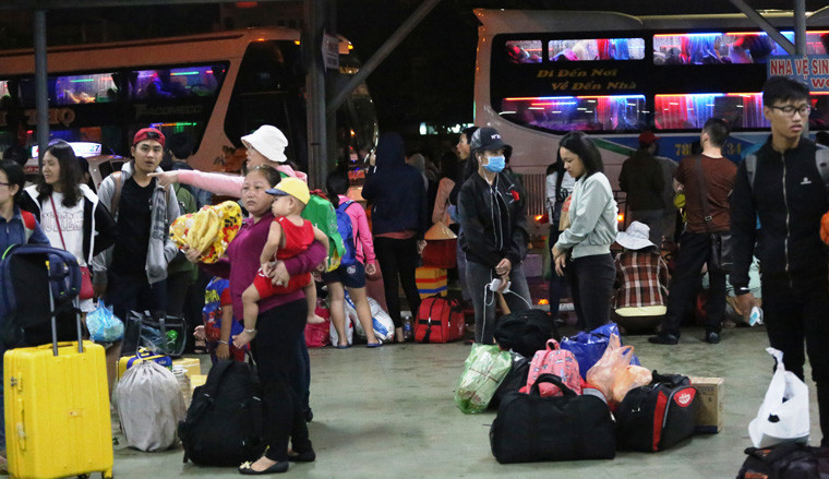 Hành lý lỉnh kỉnh trở lại TP HCM sau kỳ nghỉ lễ.