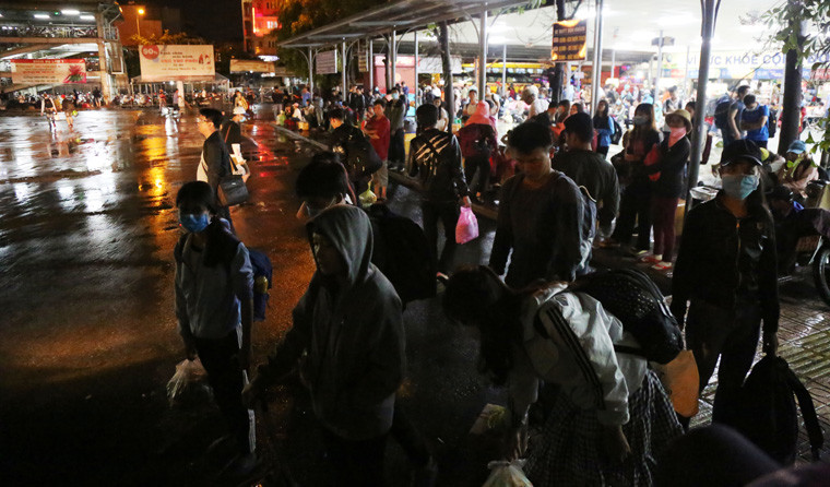 Lục đục rời bến xe khi mưa tạnh dần...