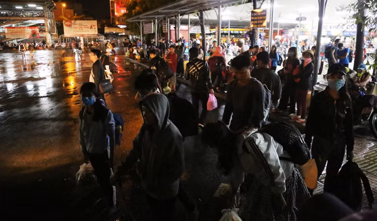 Lục đục rời bến xe khi mưa tạnh dần...