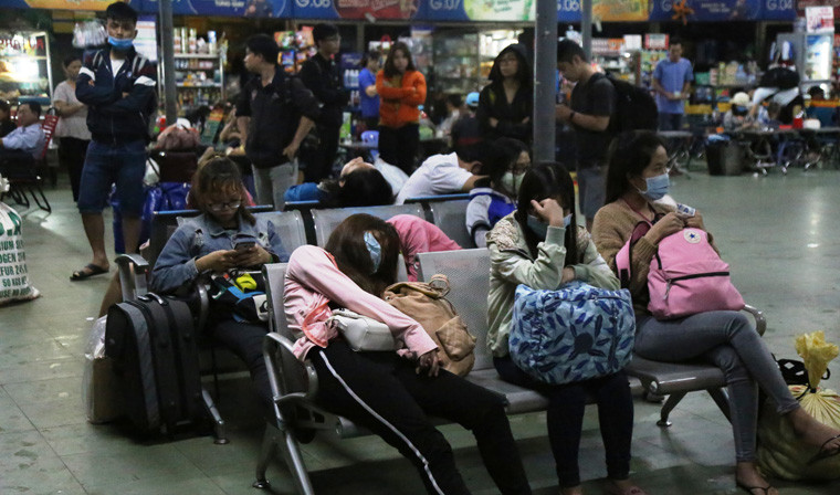 Nhiều người gật gù vì mệt mỏi sau chuyến xe dài và gặp cảnh mưa như trút nước khi đến TP HCM.