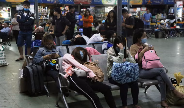 Nhiều người gật gù vì mệt mỏi sau chuyến xe dài và gặp cảnh mưa như trút nước khi đến TP HCM.