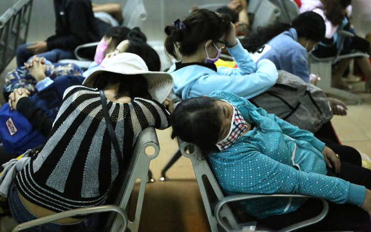 Thảm cảnh vật vờ ở bến xe miền Đông giữa cơn mưa lớn lúc nửa đêm về sáng.