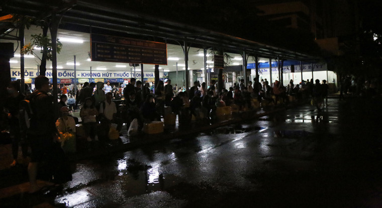Thời điểm này, khu vực TP HCM có mưa rất lớn khiến hành khách tại bến xe phải trú lại trong nhà ga...