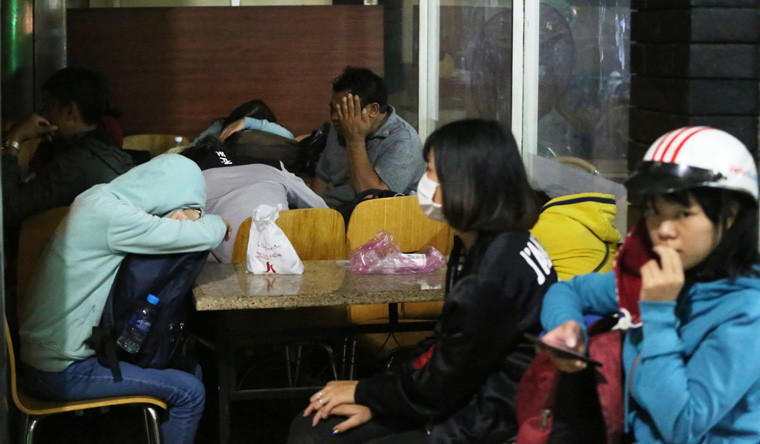 Vẻ mệt mỏi của những hành khách tại bến xe miền Đông rạng sáng nay 2/5.