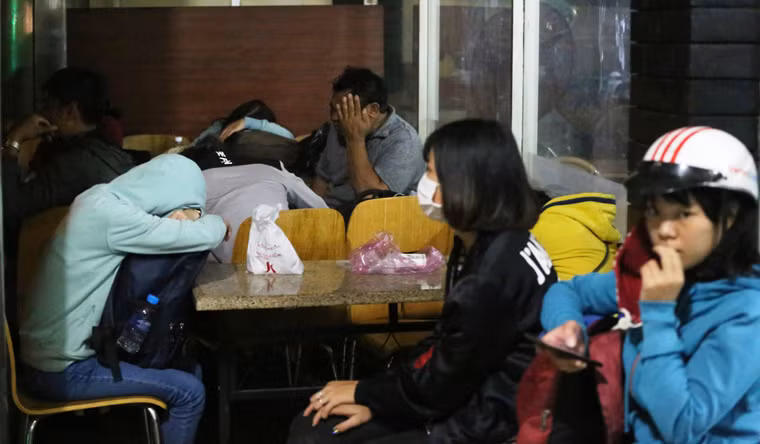 Vẻ mệt mỏi của những hành khách tại bến xe miền Đông rạng sáng nay 2/5.