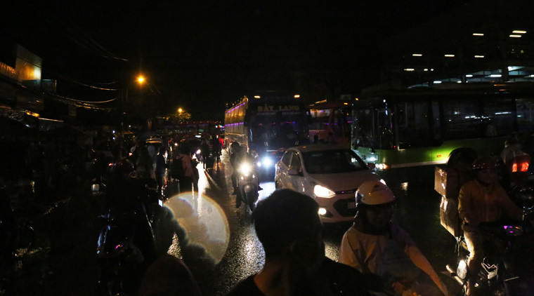 Các tuyến đường xung quanh bến xe miền Đông tấp nập giữa cơn mưa lớn trong màn đêm vào rạng 2/5.