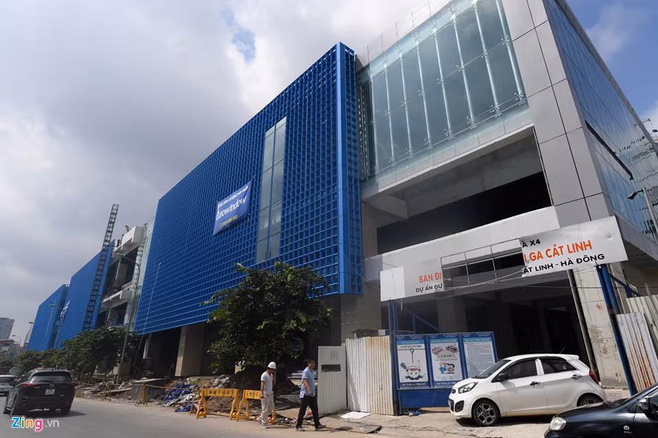 Nhưng kế hoạch này đứng trước nguy cơ phá sản bởi các công trình, tòa nhà điều hành, nhà xưởng... của dự án đều chưa hoàn thành. Trong ảnh là ga Cát Linh (điểm đầu và lớn nhất toàn tuyến), vật liệu xây dựng ngổn ngang, tầng 1 và xung quanh giống như "bãi chiến trường".