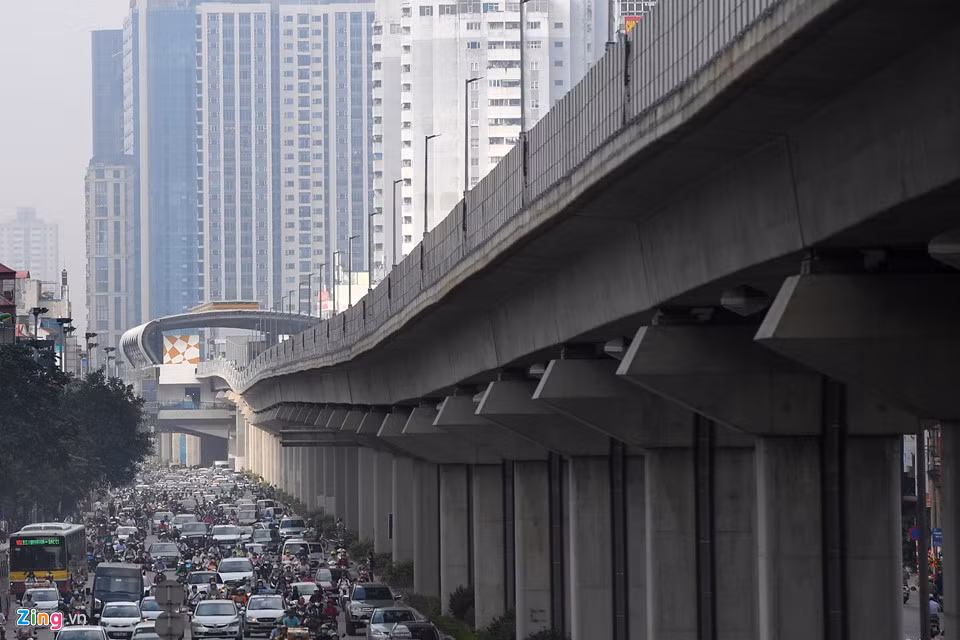 Người đi đường dọc tuyến Nguyễn Trãi - Trần Phú đặc biệt là trục cửa ngõ phía Tây Nam thành phố sẽ còn phải chịu cảnh ùn tắc trong một thời gian dài trước khi loại hình phương tiện công cộng này hoạt động.