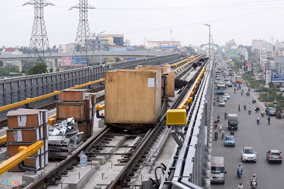 Tại khu vực ga Ba La (quận Hà Đông), những kiện hàng lớn chứa vật liệu, dây dẫn kỹ thuật chất đống trên mặt đường ray, chờ lắp đặt.