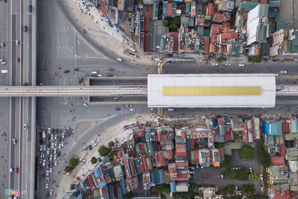 Nhìn bên ngoài nhiều người lầm tưởng tất cả đã hoàn thiện chỉ chờ đến ngày tàu vận hành chạy thử. Tuy nhiên, bên trong nhiều nhà ga vẫn còn ngổn ngang, các hạng mục thi công dang dở.