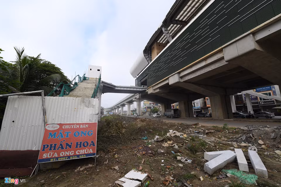 Hạ tầng bên dưới mặt đất của ga Ba La, cầu thang chưa hoàn thiện, che chắn tạm bợ, nền hè tiếp giáp mặt đường ngổn ngang gạch đá.