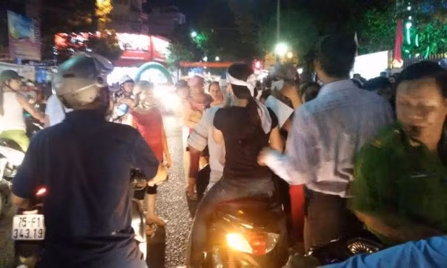 3 me con doi tang den pha dam cuoi bo voi bo tre