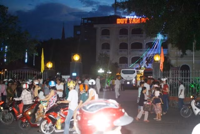 3 me con doi tang den pha dam cuoi bo voi bo tre-Hinh-2