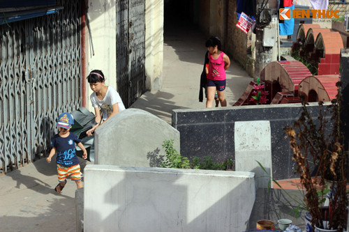 Lo ngại nhất là những đứa trẻ sống ở đây ngày ngày chơi đùa xung quanh các nấm mộ, ảnh hưởng không tốt tới sức khỏe.