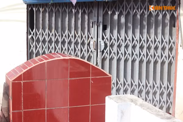 Có ngôi mộ lớn án ngự ngay trươc cửa ra vào của một hộ dân.