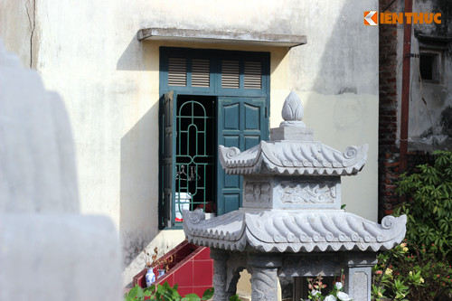 Một số hộ dân sống ở tổ dân cư số 13 phường Quan Hoa hễ mở cửa ra là thấy nấm mộ.