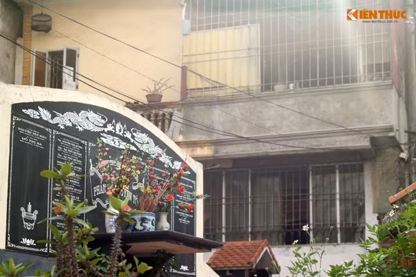 Dần dần qua thời gian những ngôi mộ trong khu nghĩa trang bị những ngôi nhà cao tầng bao, chặn xung quanh.