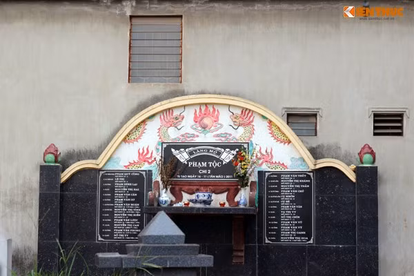 Nhiều ngôi mộ còn dựa hẳn vào tường nhà.