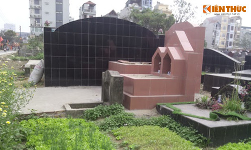 Không chỉ tại Quan Hoa - Cầu Giấy, khu nghĩa địa của xã Mễ Trì, huyện Từ Liêm, TP Hà Nội cũng có đến hàng trăm ngôi mộ nằm ở ngay sát phía ngoài mặt đường nhưng không hề có tường bao ngăn cách, ai đi ngang qua cũng có thể dễ dàng quan sát thấy.