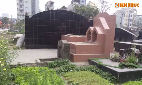 Không chỉ tại Quan Hoa - Cầu Giấy, khu nghĩa địa của xã Mễ Trì, huyện Từ Liêm, TP Hà Nội cũng có đến hàng trăm ngôi mộ nằm ở ngay sát phía ngoài mặt đường nhưng không hề có tường bao ngăn cách, ai đi ngang qua cũng có thể dễ dàng quan sát thấy.