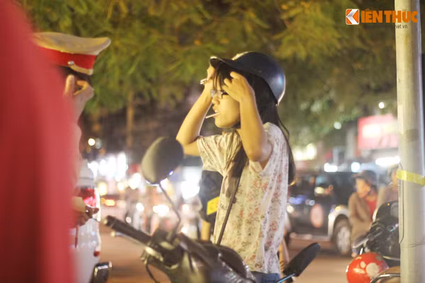 "Hotgirl" này liên tục khẳng định, bản thân có đội mũ bảo hiểm rồi gân cổ cãi CSGT, trong khi trên miệng còn ngậm kẹo mút. Nhưng đến khi các trinh sát ở điểm B, C báo lên về lỗi vi phạm và cung cấp hình ảnh thì cô gái này mới chịu thừa nhận.