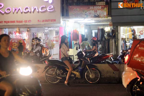 Nhiều trường hợp mang theo mũ bảo hiểm nhưng chỉ treo ở bên cạnh xe máy và chỉ khi phát hiện bóng dáng cảnh sát 141 Hà Nội họ mới vội vàng dừng xe, đội mũ lên nhằm chống đối như hotgirl này.