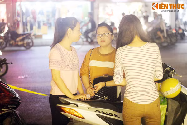 3 cô gái này đang bàn bạc, cùng nhau nghĩ "kế" để nhanh chóng đưa xe ra khỏi chốt 141.