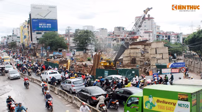 Thậm chí có đoạn thường xuyên ùn tắc dù không phải giờ cao điểm như từ trụ sở Quân chủng Phòng không Không quân ra hướng Ngã tư Vọng. . Tuyến đường này đang có công trình xây dựng cây cầu dài 30 mét bắc qua sông Lừ, kéo dài suốt 3 năm vẫn chưa hoàn thành khiến chiều ngang của đoạn đường bị thu hẹp lại càng gây khó khăn cho các phương tiện giao thông.