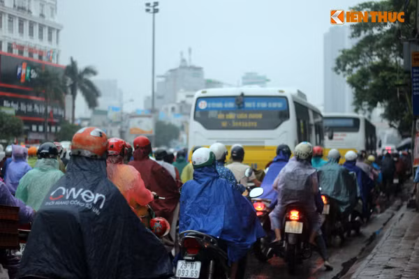 Nguòi dan HN khỏ sỏ dọi mua, vuot duong tac ngay dau tuan