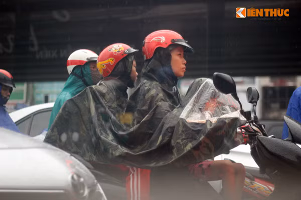 Nhiều bậc phụ huynh lo lắng sợ sẽ đưa con đến trường học muộn do tắc đường.