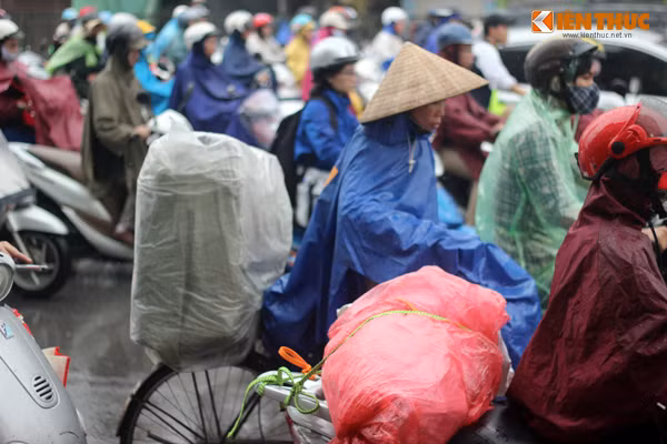 Ai nấy cũng cảm thấy khó chịu khi bị kẹt dưới đường đông cùng với trời mưa.