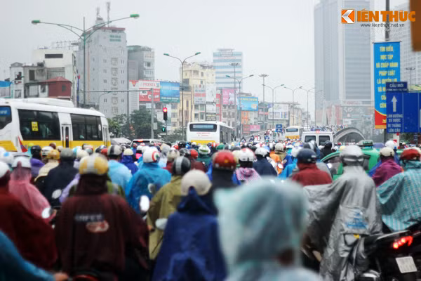 Hướng từ đường Nguyễn Trãi lên cầu vượt Ngã Tư Sở cũng bị tắc nghẽn.