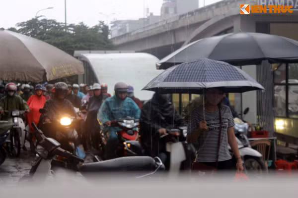 Nhiều phương tiện xe máy phải lao lên vỉa hè để di chuyển.