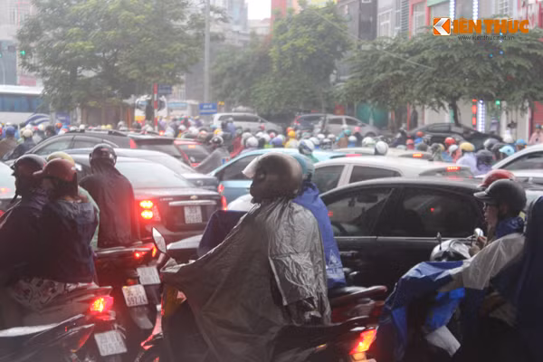 Các phương tiện chen chúc nhau để cố gắng vượt đường tắc trên đường Nguyễn Trãi.