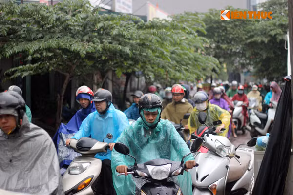 Ai nấy cũng muốn nhanh chóng vượt qua đoạn đường tắc để đến nơi làm việc đúng giờ.