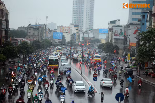 Giao thông trên đường phố Tây Sơn cũng ùn ứ lúc 8h30.