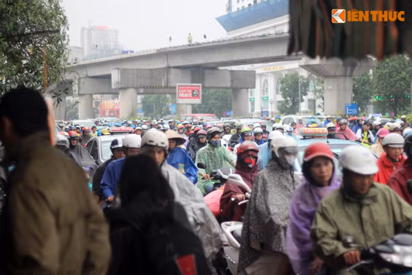 Đường Nguyễn Trãi đông nghịt, người tham gia giao thông phải nhúc nhích từng cm. Ảnh chụp lúc 8h15.