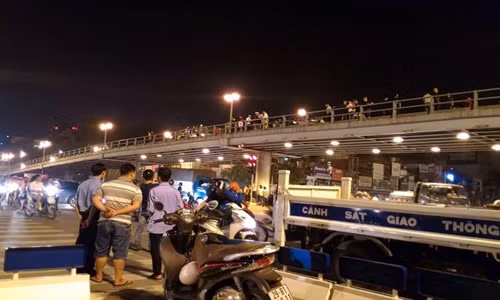 “Taxi dien” tren càu vuọt Thái Hà: 3 nguòi bị triẹu tạp khai gì?