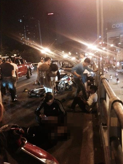 Tại hiện trường chiếc taxi đâm khiến ít nhất 7 xe máy bị đổ ngã, các chủ phương tiện và những người thân đi cùng bị thương, nằm la liệt ra đường.