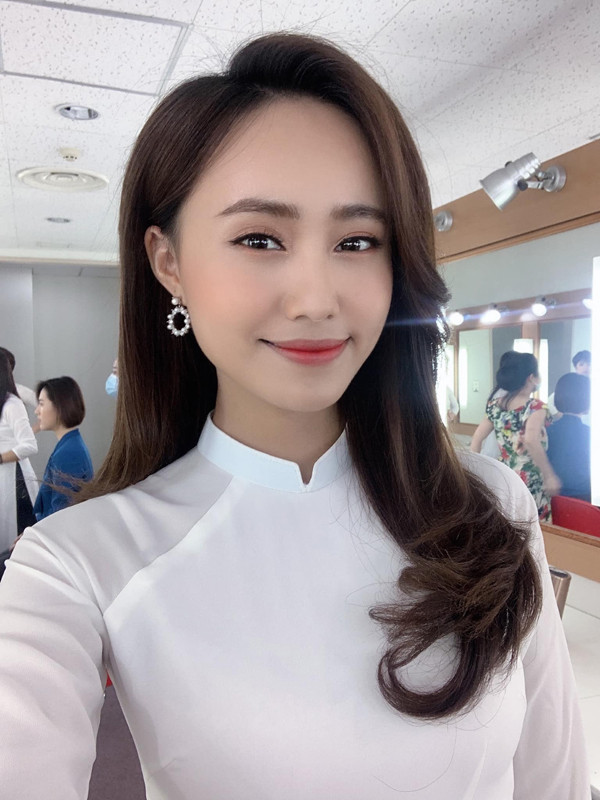 Dựa theo đó, Xuân Anh chọn cho mình thiết kế phù hợp, kín đáo song vẫn toát lên gu thời trang nữ tính.