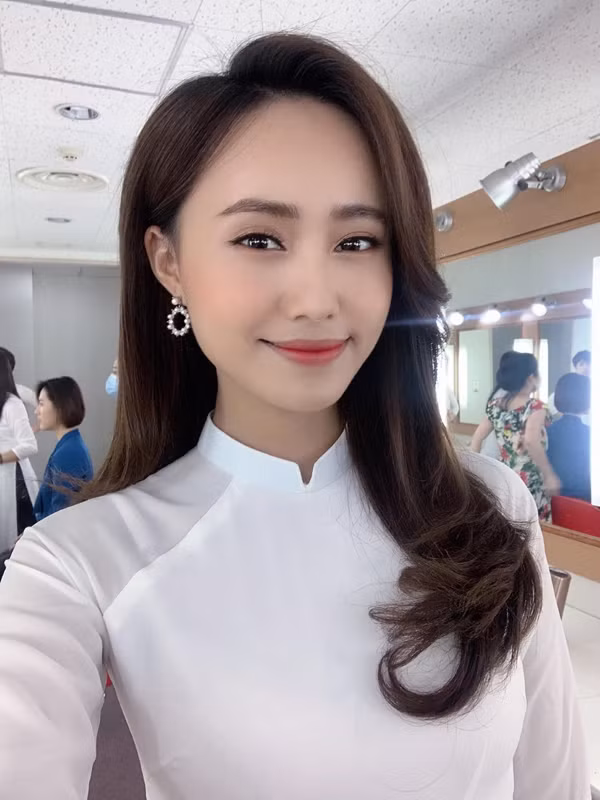 Dựa theo đó, Xuân Anh chọn cho mình thiết kế phù hợp, kín đáo song vẫn toát lên gu thời trang nữ tính.