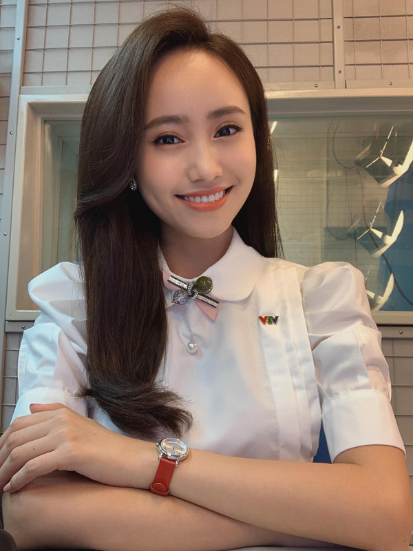 Những chiếc áo sơ mi thường được nữ MC sinh năm 1992 chưng diện.