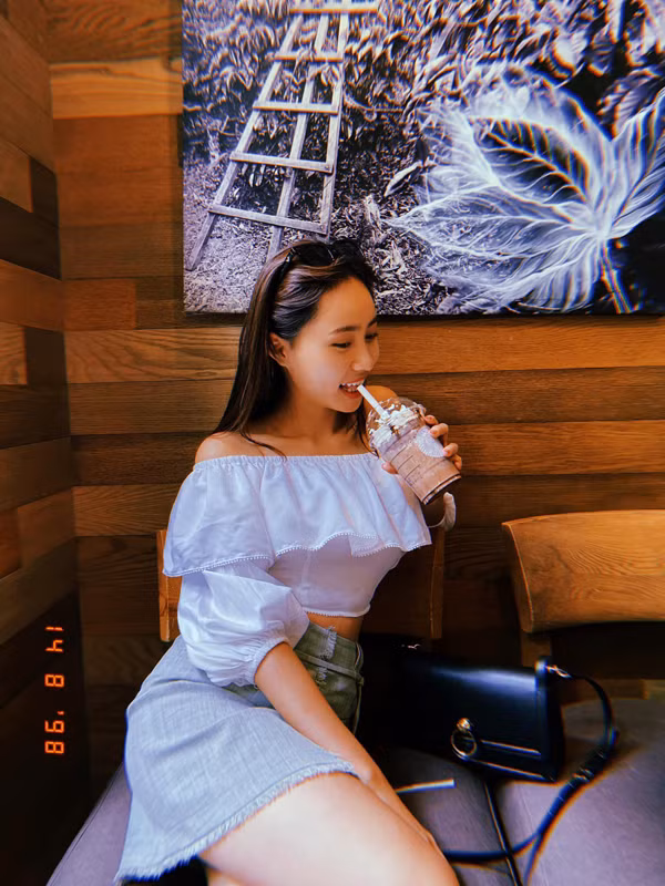 Xuân Anh chọn áo kiểu cách điệu, nhẹ nhàng kết hợp với quần jeans, giày thể thao.